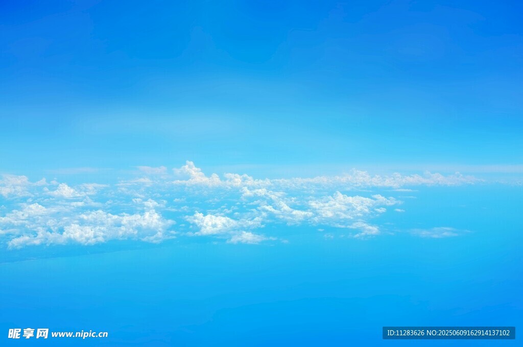 高空俯瞰的蔚蓝云海