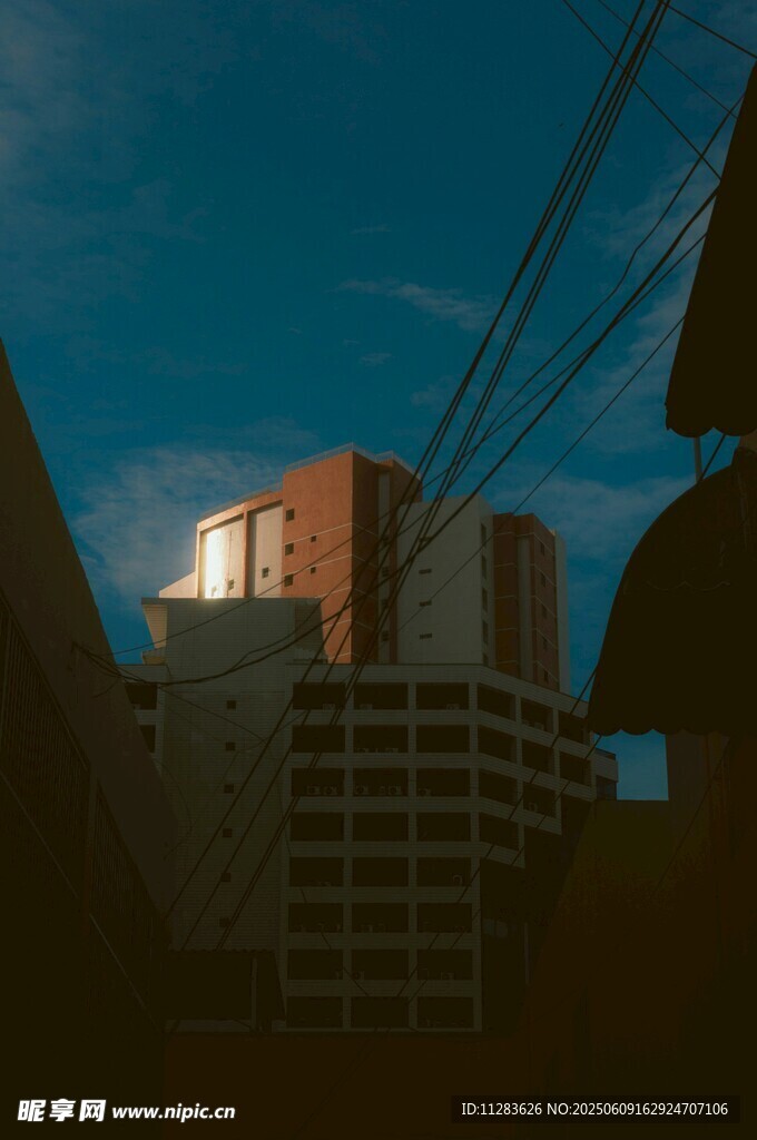 黄昏下的城市建筑一角