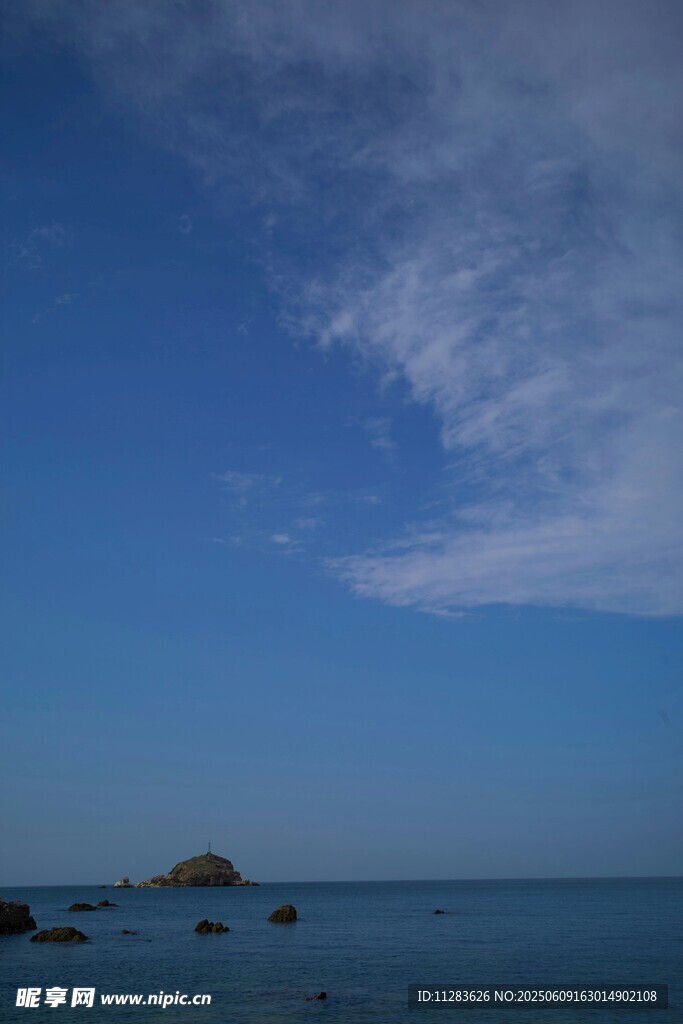 碧海蓝天中的海上孤石