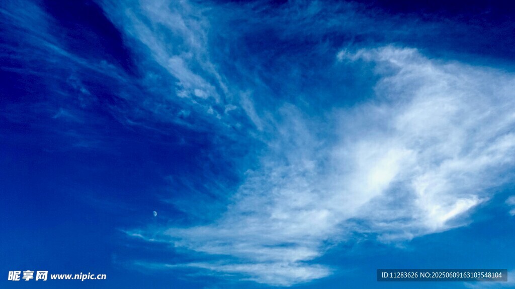 蔚蓝天空中的飘逸白云