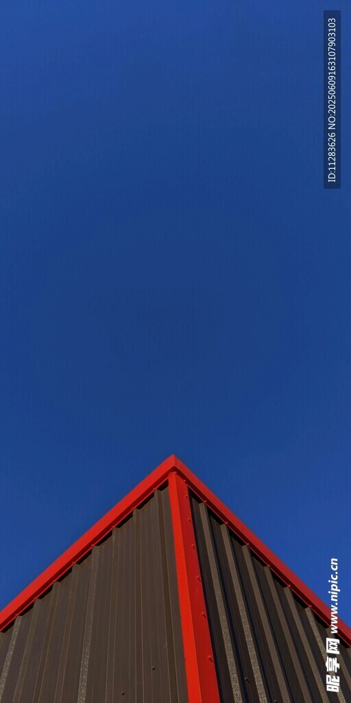 红顶建筑与湛蓝天空