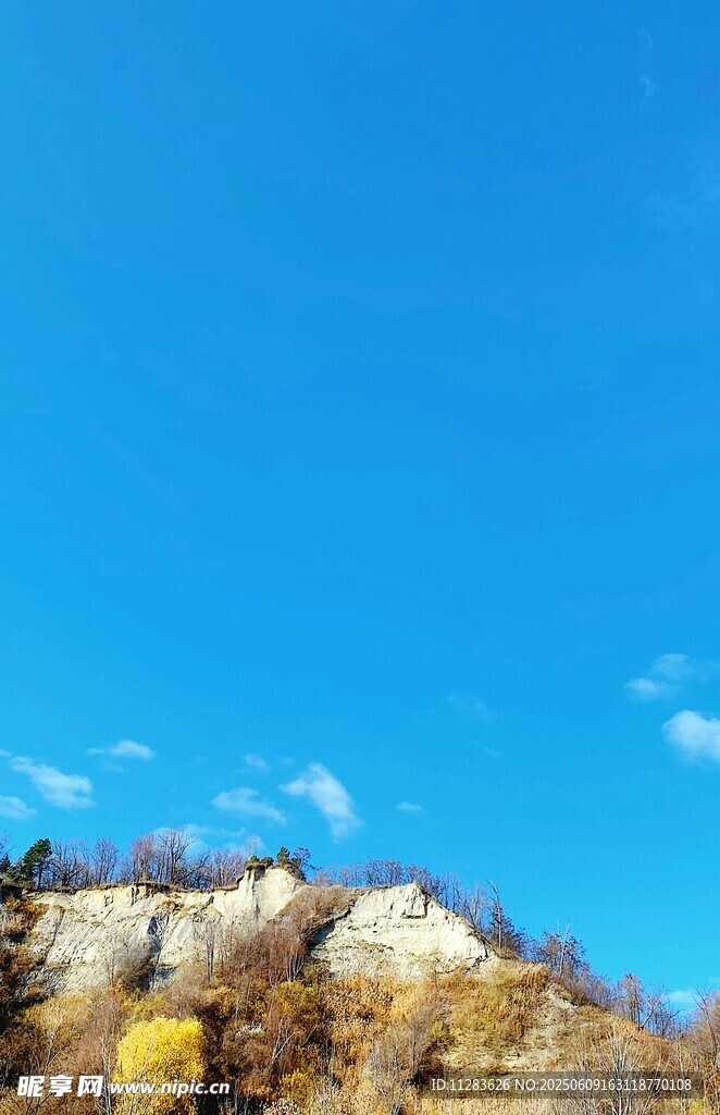 蓝天映衬下的多彩山峦
