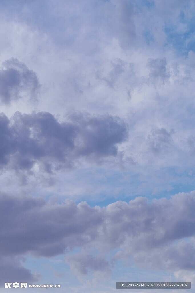 天空中的蓬松云朵