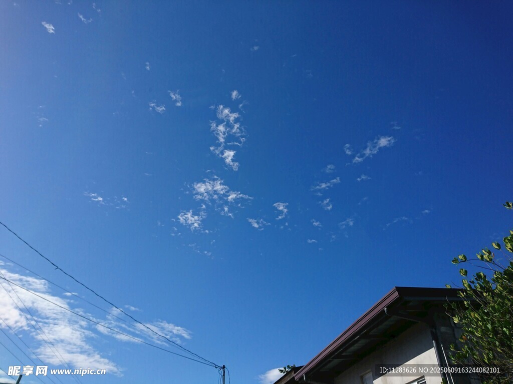 蓝天之下的房屋与白云