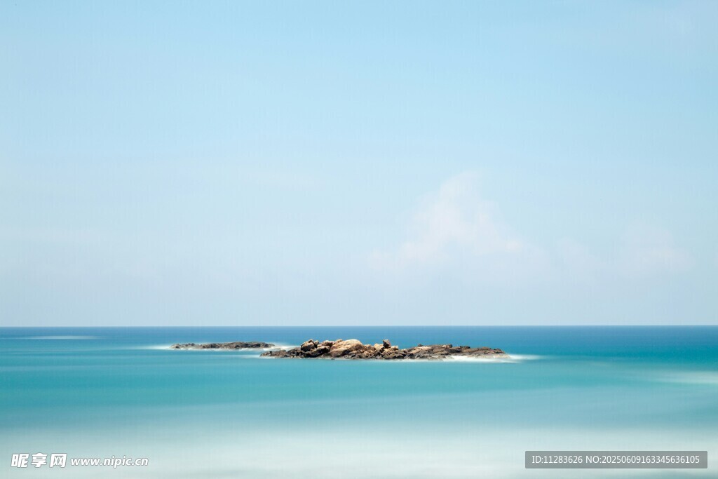 碧海孤礁的静谧美景