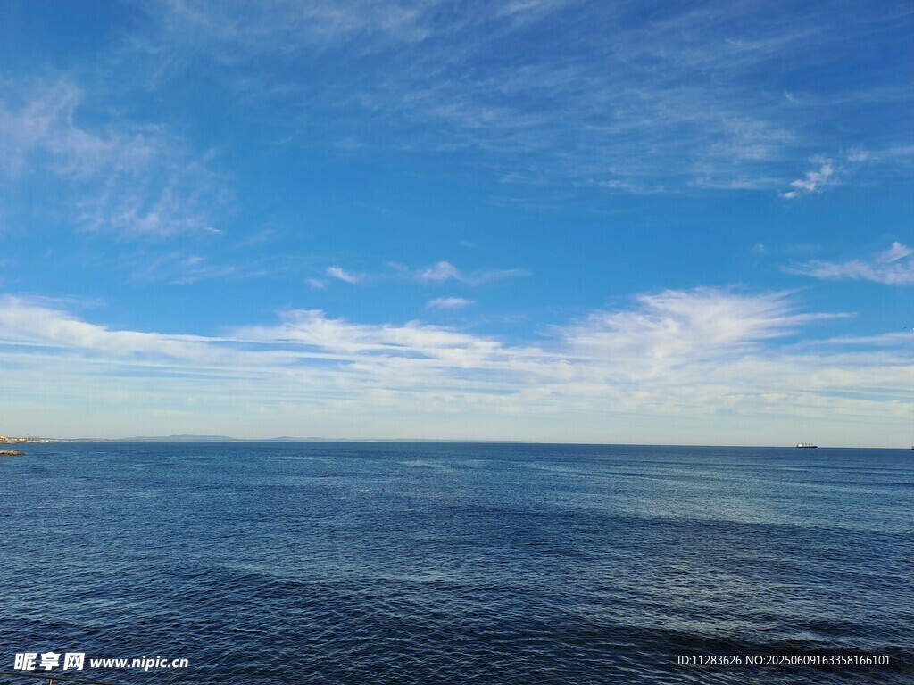 广阔蓝天碧海风景图