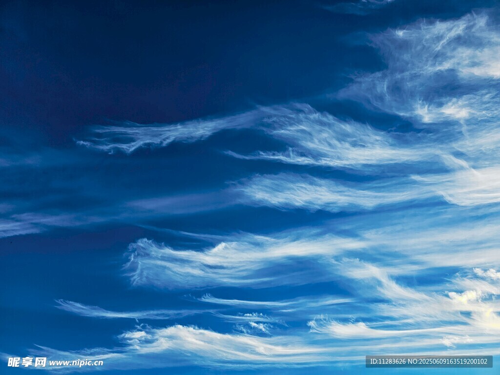 蔚蓝天空中的飘逸云彩
