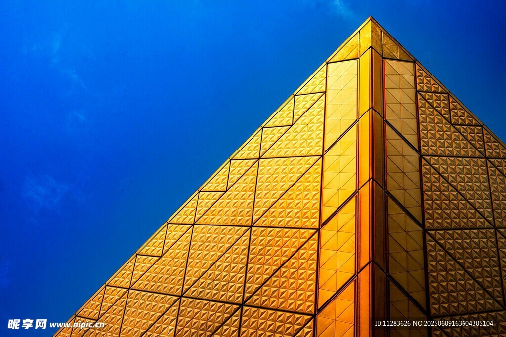 金色金字塔建筑特写
