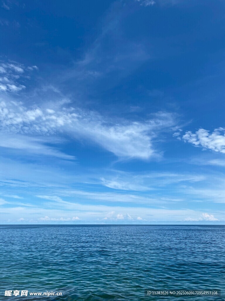 蔚蓝大海与天际白云
