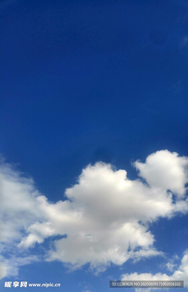 蓝天中的蓬松白云