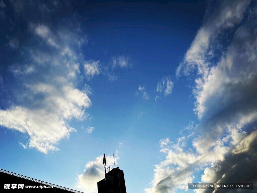 蓝天之下的建筑剪影