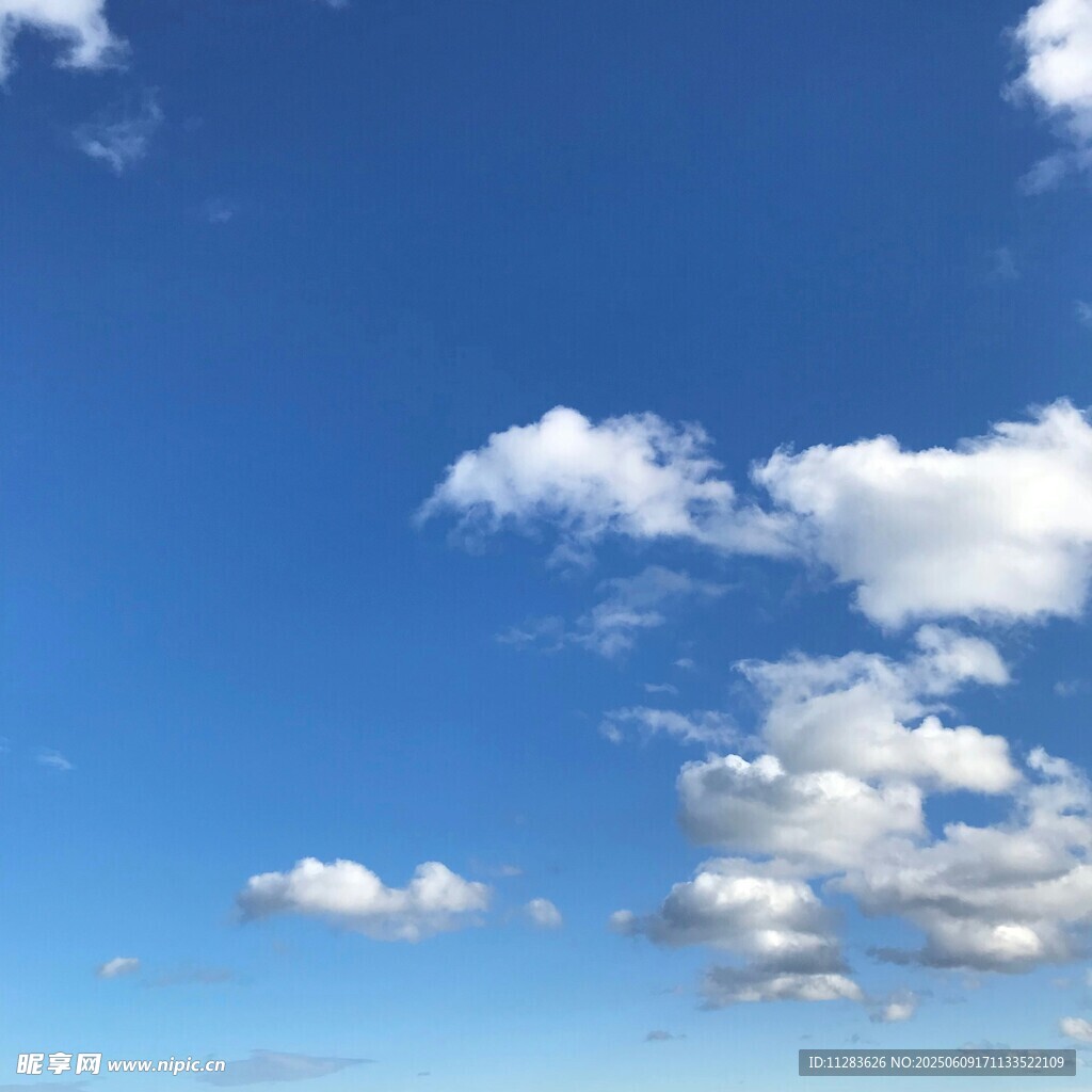 晴朗蓝天飘着朵朵白云