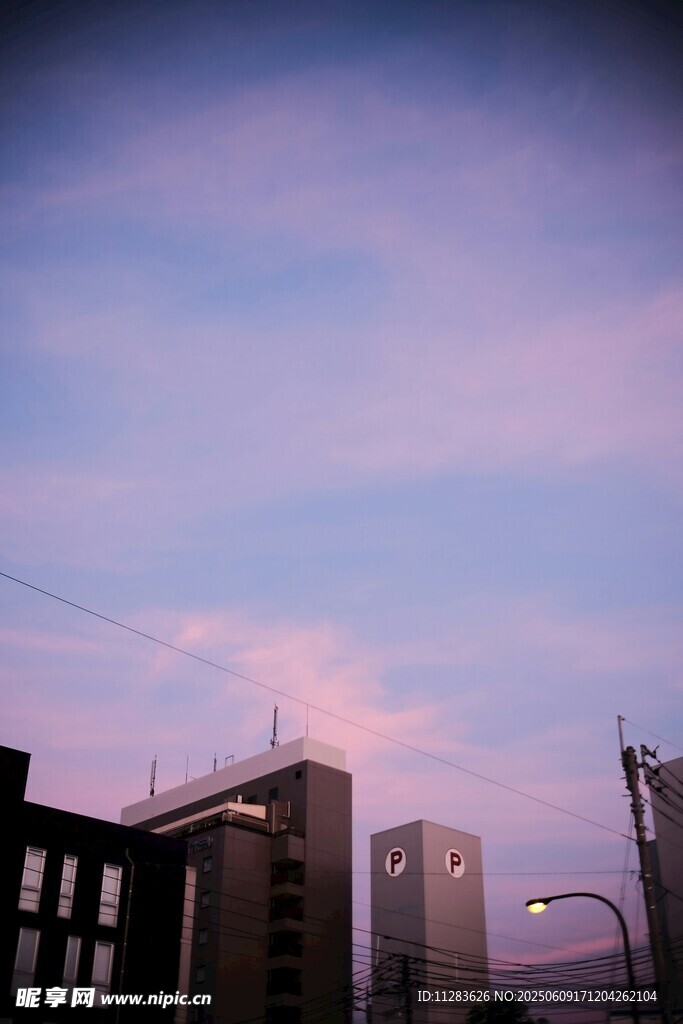城市上空的梦幻粉紫色天空