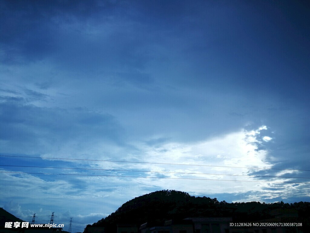 黄昏时分的山峦与天空