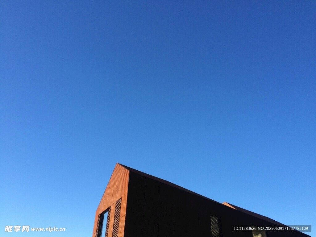 红砖建筑与湛蓝天空