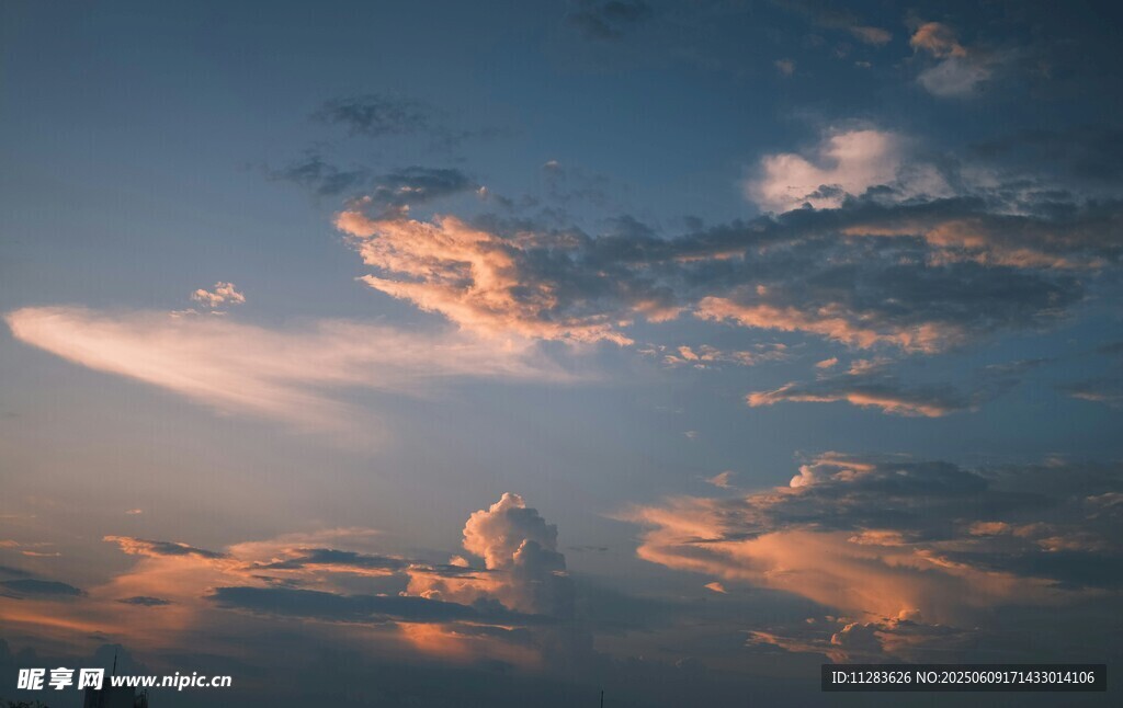 夕阳下的绚丽天空