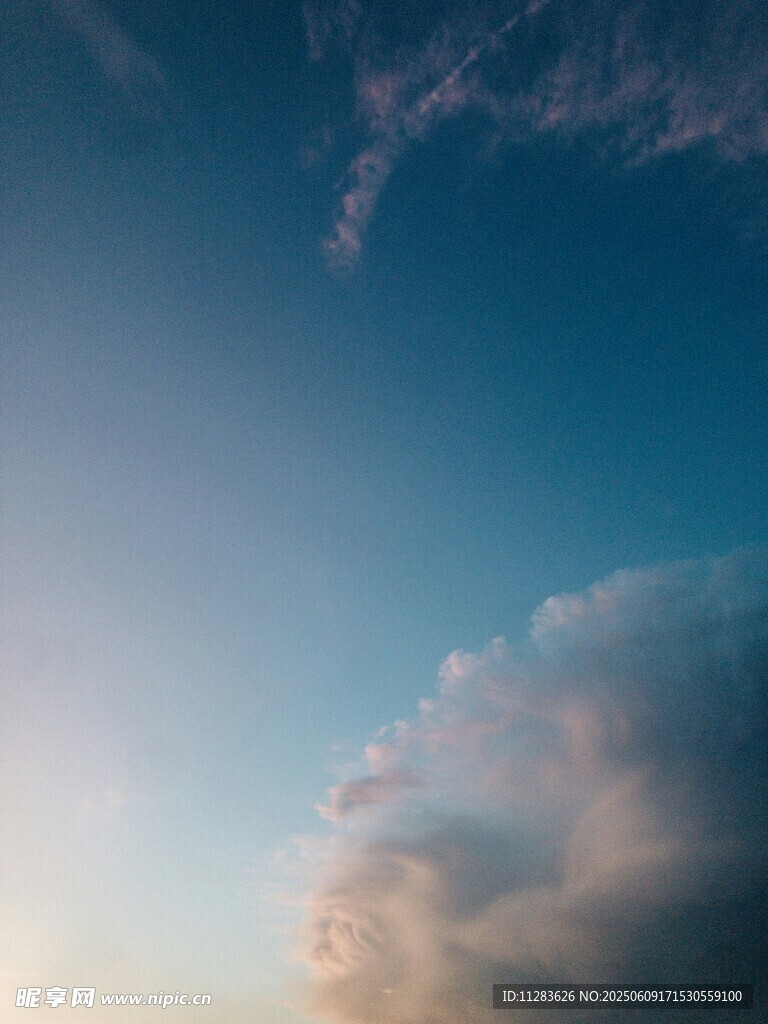 蓝天中的蓬松云朵