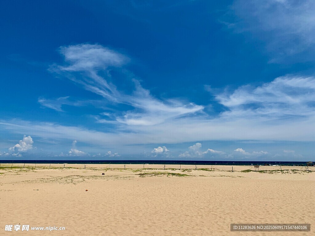 广阔沙滩与蔚蓝天空美景