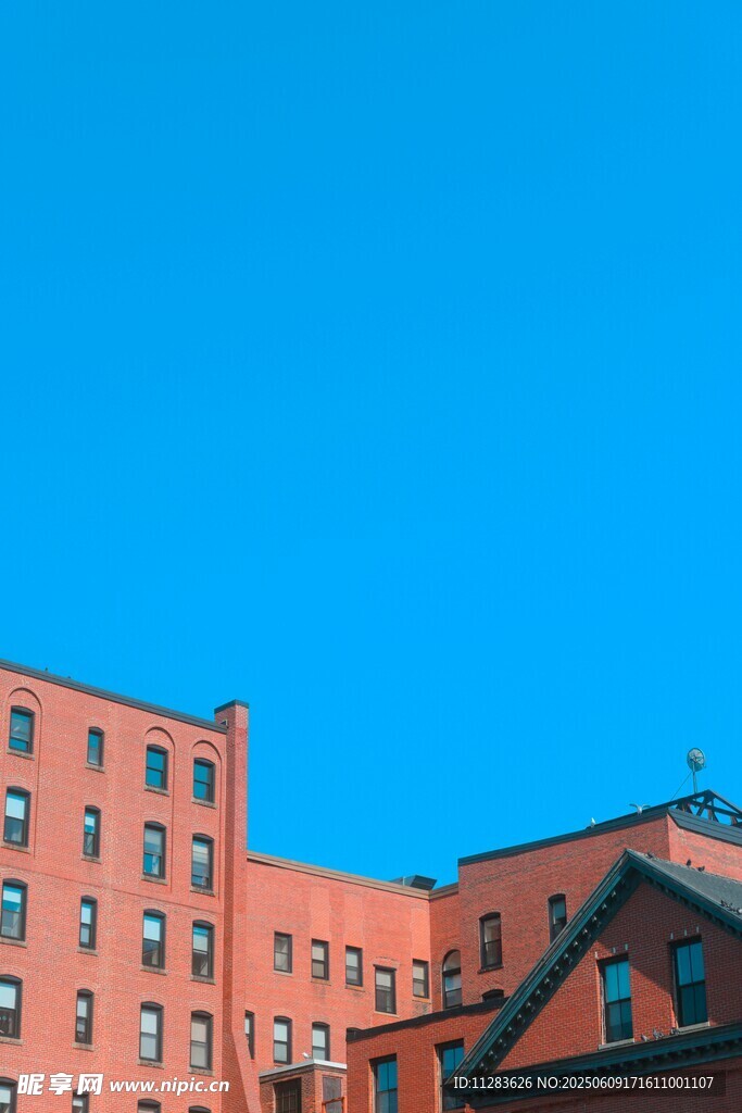 红砖建筑映衬蓝天
