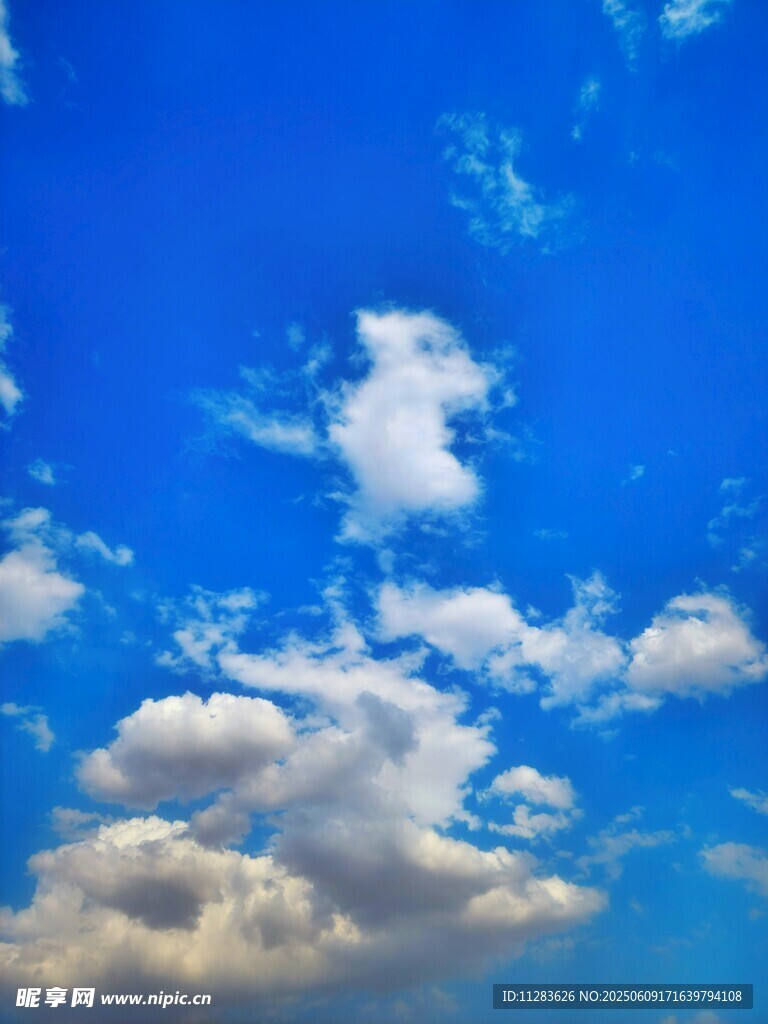 蓝天飘白云
