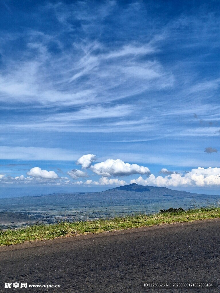 公路尽头的蓝天与远山