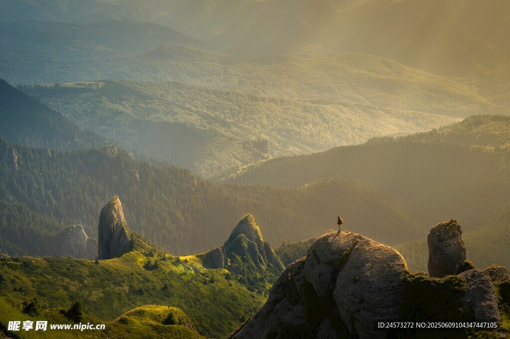 山间晨曦下的壮丽岩石景观