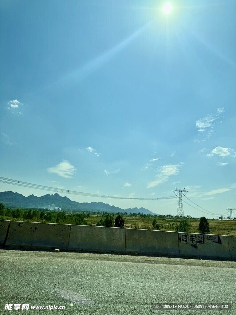 公路上的晴朗日光风景