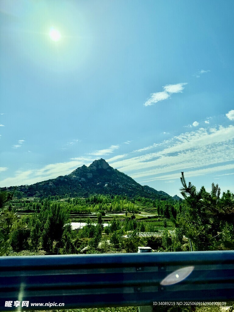 公路边的青山蓝天美景