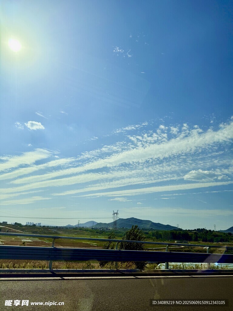 公路边的晴朗风景