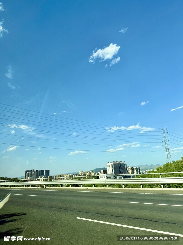 宽阔公路与晴朗蓝天