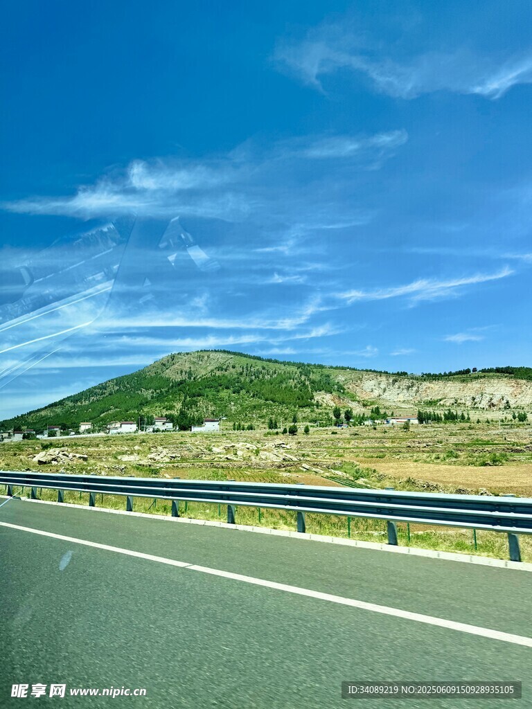 公路旁绿意盎然的山丘