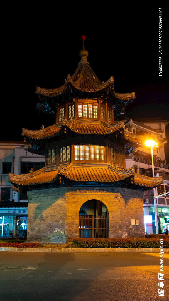 扬州四望亭夜晚中式古建筑景观