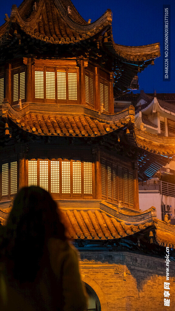 扬州四望亭夜幕下的中式古建筑