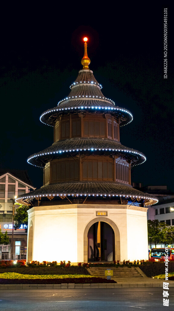 扬州文昌阁夜晚中的多层塔楼建筑