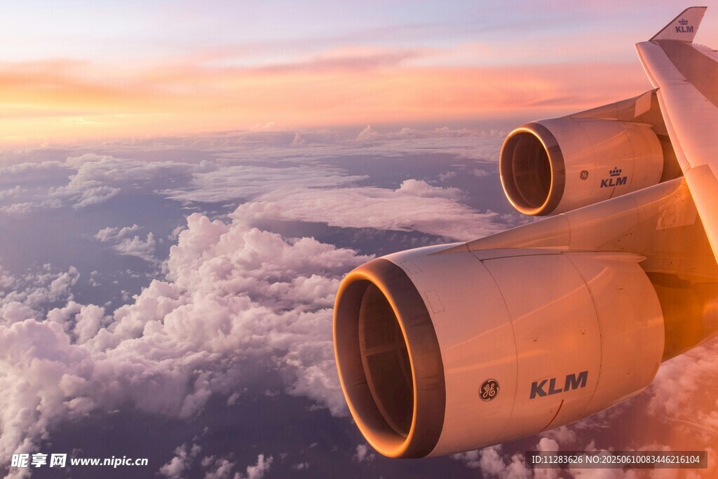 高空飞机引擎与壮丽云海