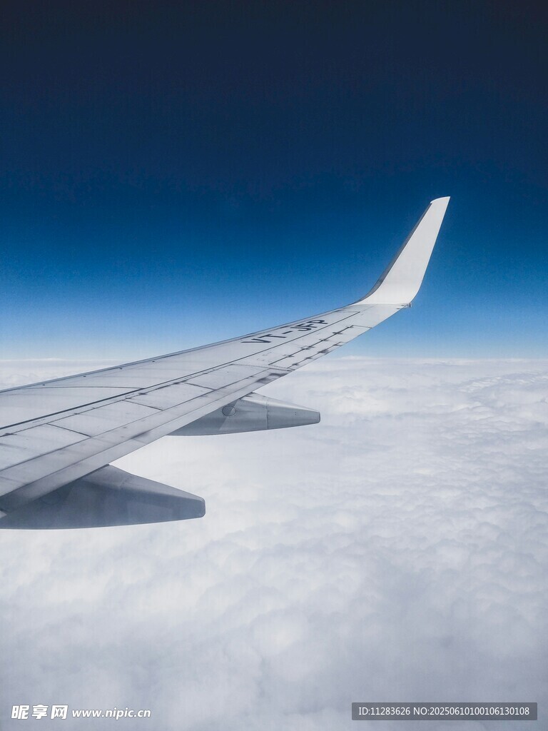 飞机机翼俯瞰云海美景