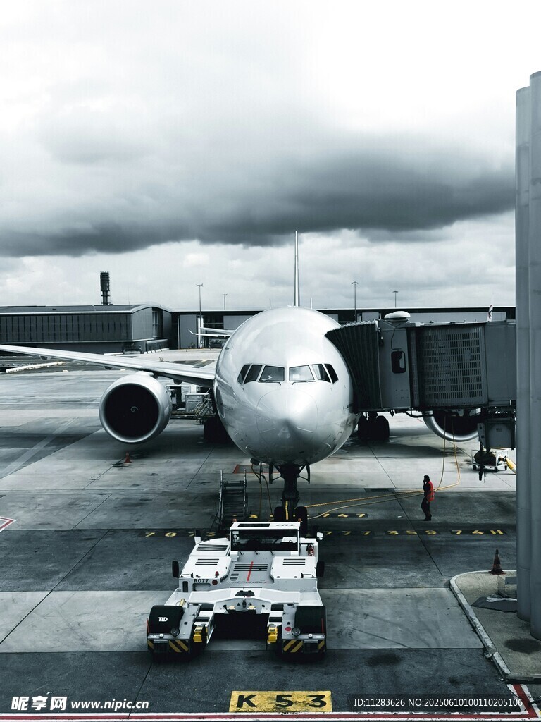 机场停机坪上的大型客机