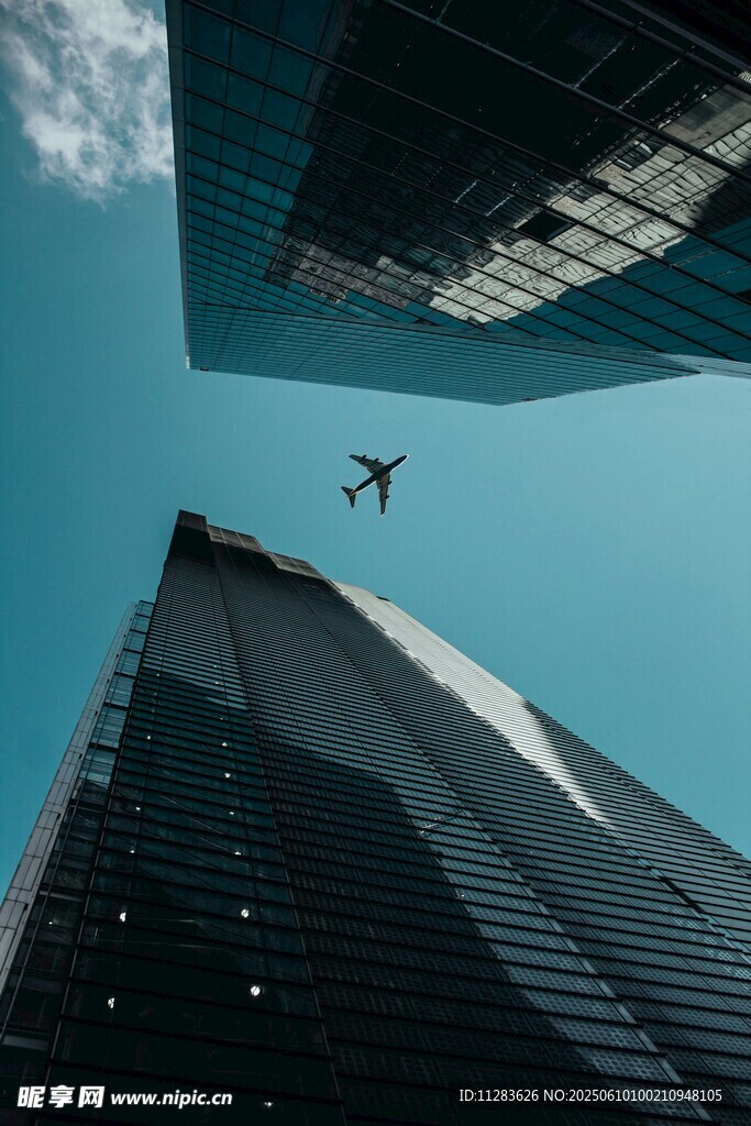 城市上空飞机穿梭景象