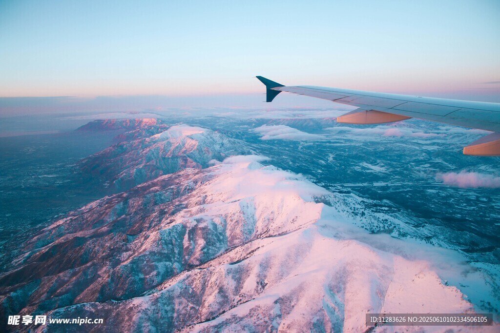 高空俯瞰雪山与飞翔的鸟