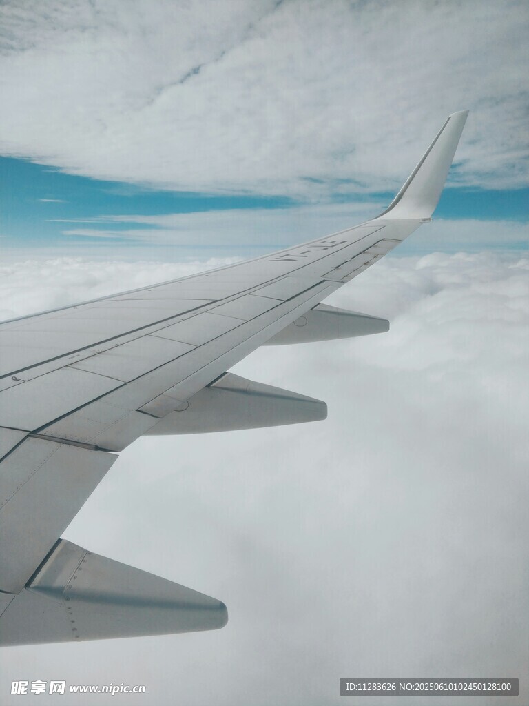 飞机机翼与高空景致