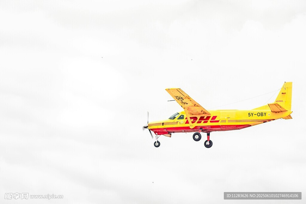 货运飞机空中飞行