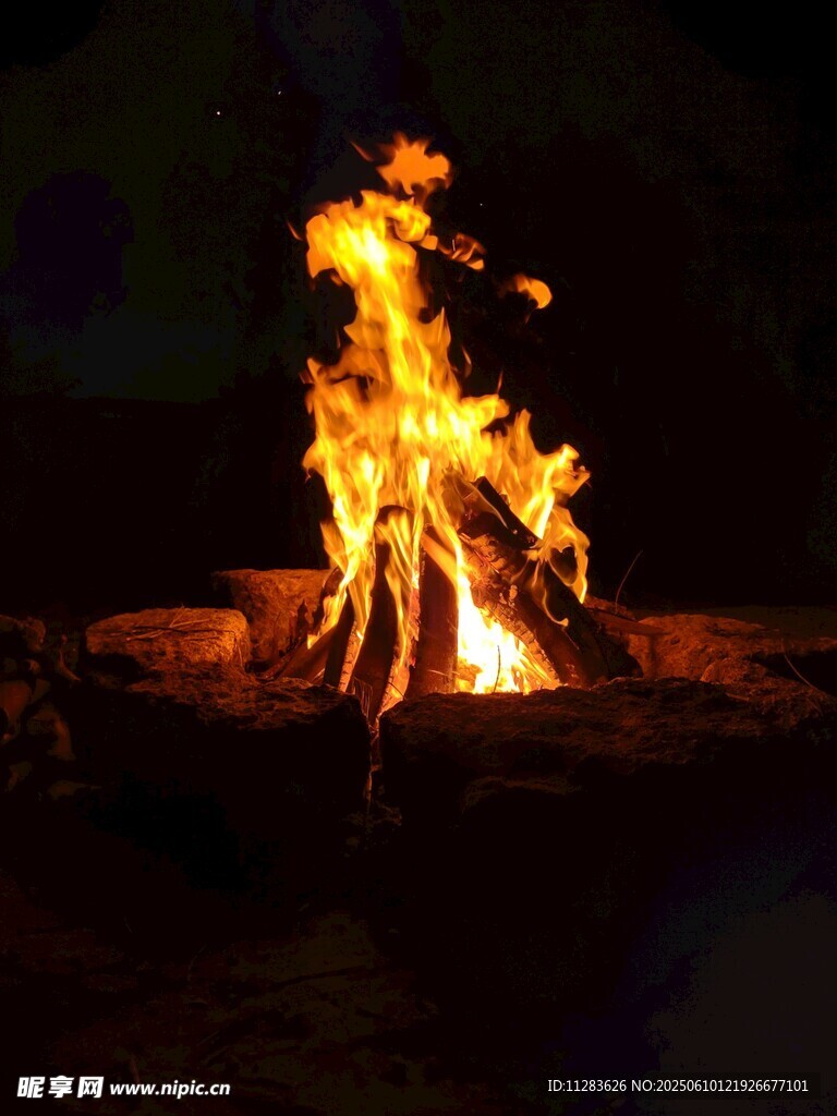 篝火熊熊燃烧的夜晚