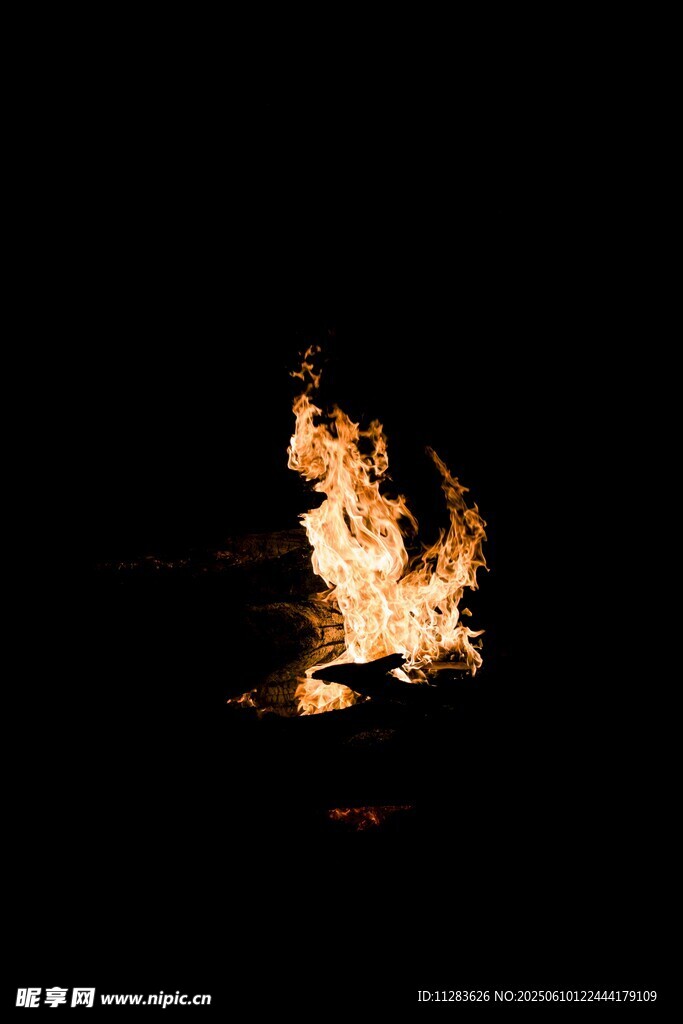 黑夜中的熊熊篝火
