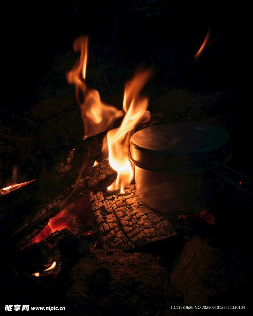 夜晚篝火熊熊燃烧
