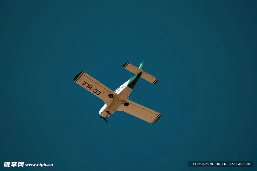 空中飞行的小型飞机