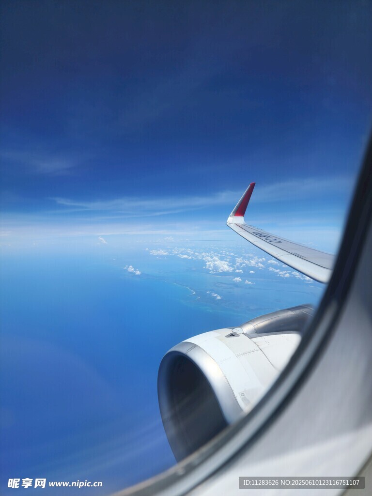 飞机窗外的蓝天美景
