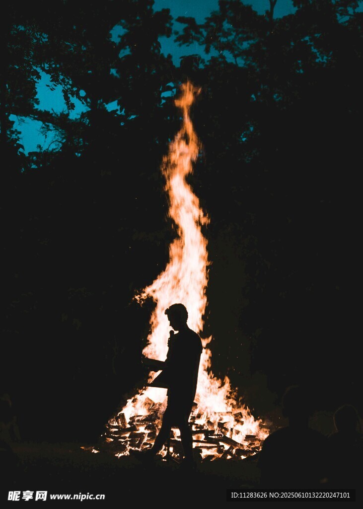 篝火熊熊燃烧的夜晚
