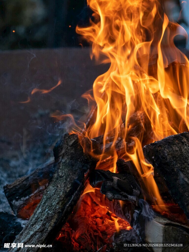 熊熊燃烧的篝火