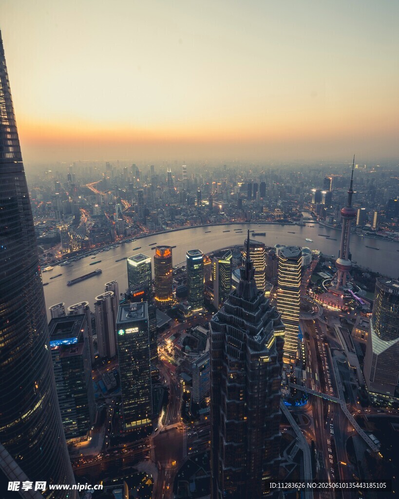 上海城市天际线黄昏美景
