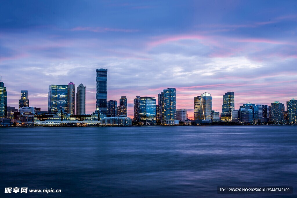 城市天际线与黄昏海景